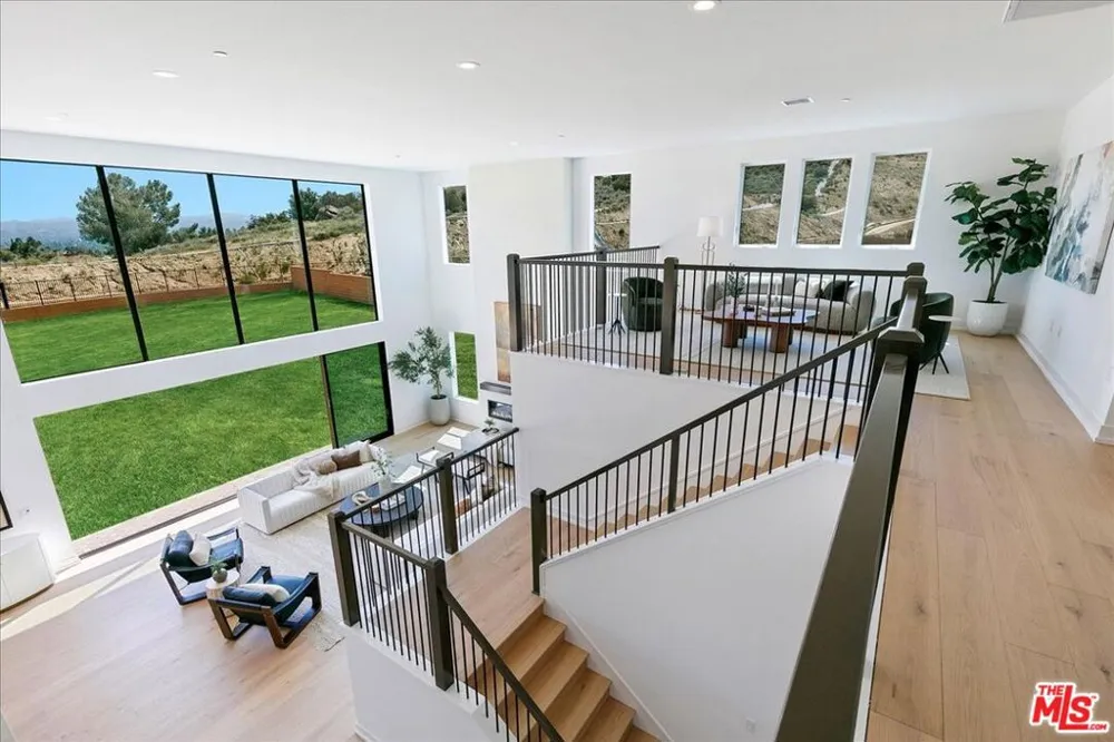 22810 Seaqua Circle Chatsworth, CA 91311