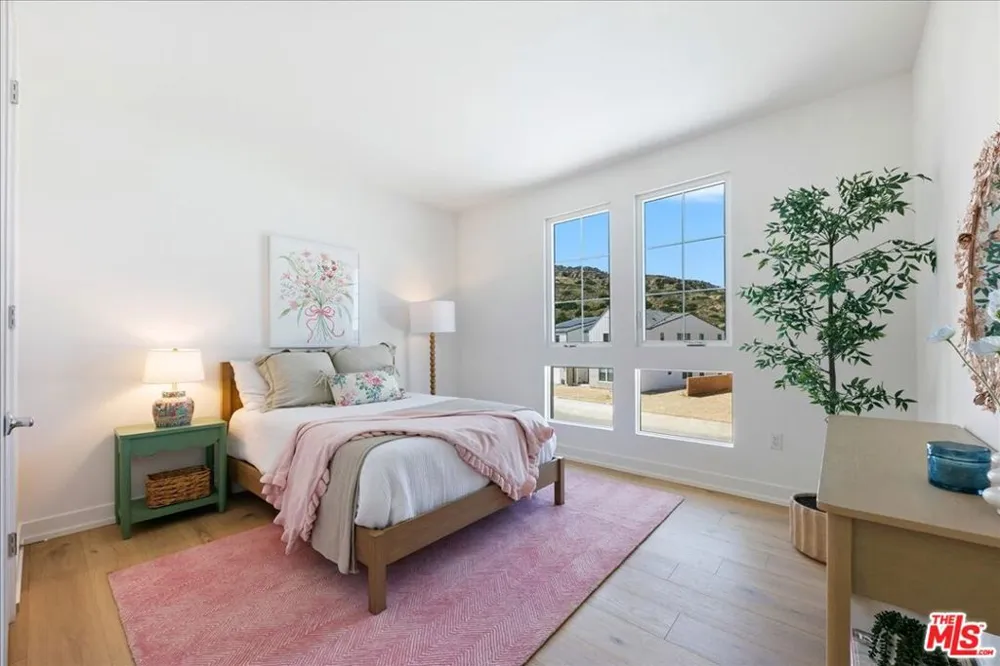 22810 Seaqua Circle Chatsworth, CA 91311