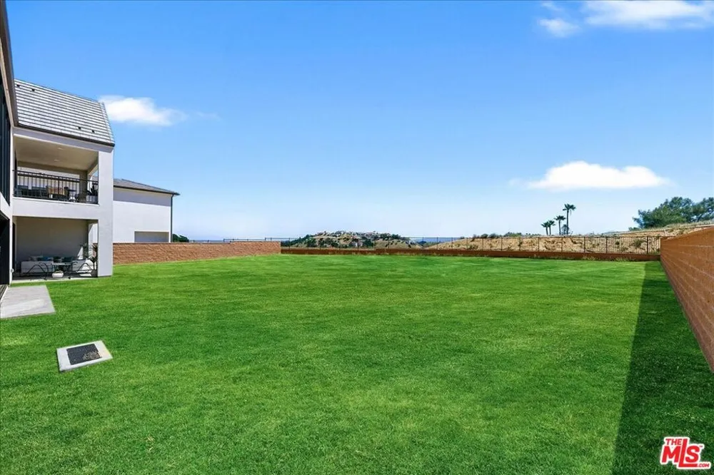 22810 Seaqua Circle Chatsworth, CA 91311