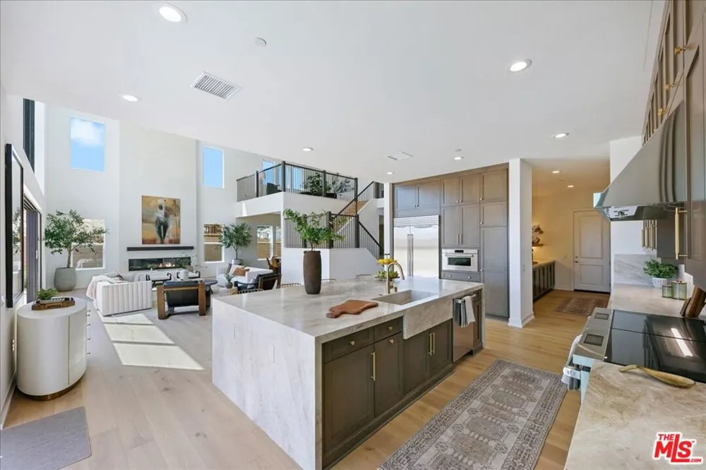 22810 Seaqua Circle Chatsworth, CA 91311