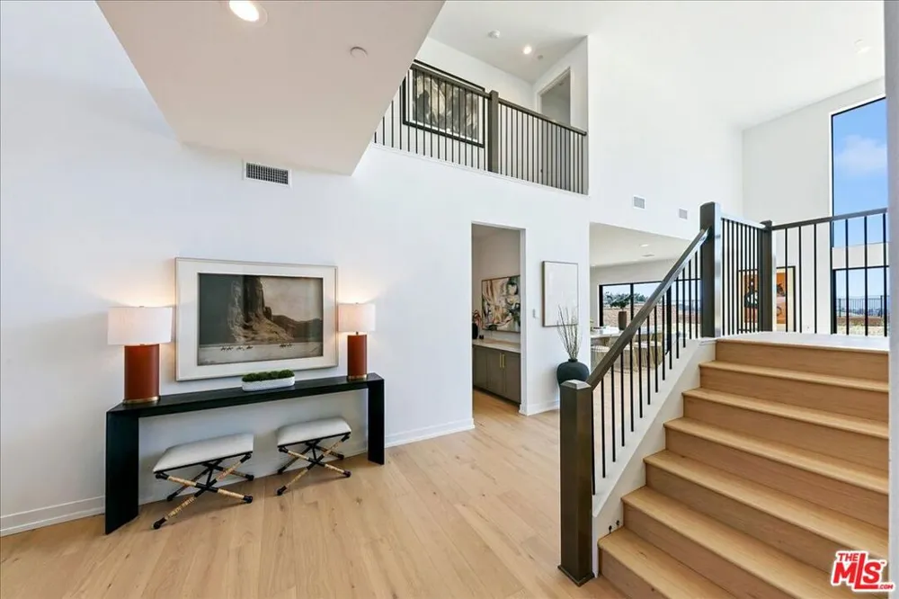22810 Seaqua Circle Chatsworth, CA 91311