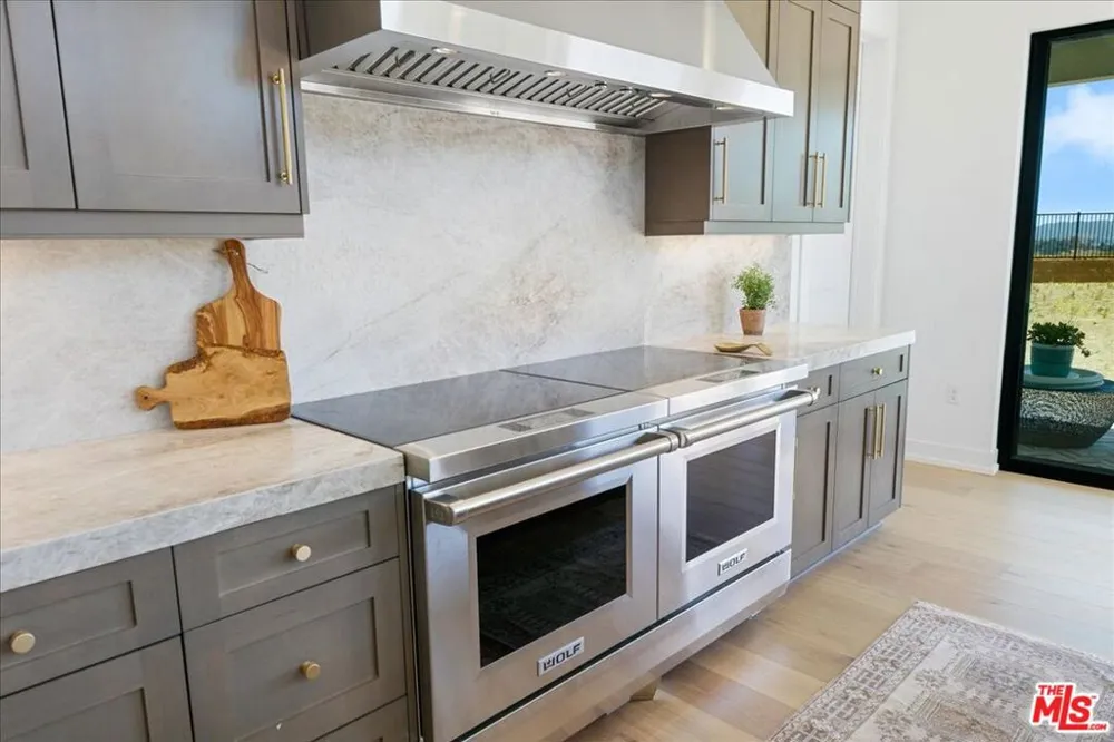 22810 Seaqua Circle Chatsworth, CA 91311