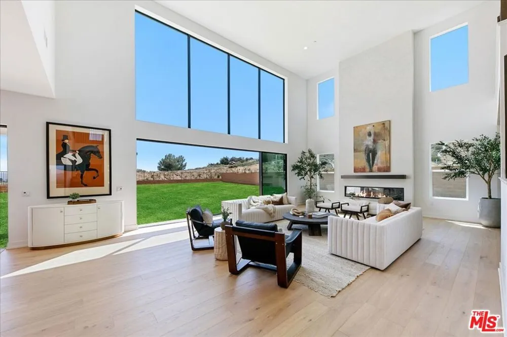 22810 Seaqua Circle Chatsworth, CA 91311