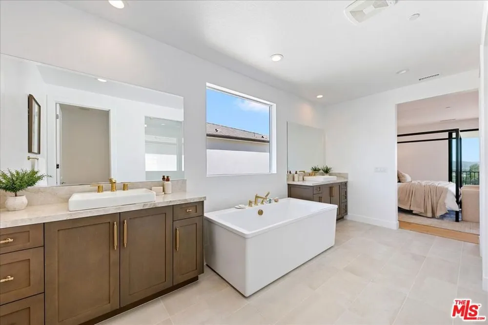 22810 Seaqua Circle Chatsworth, CA 91311