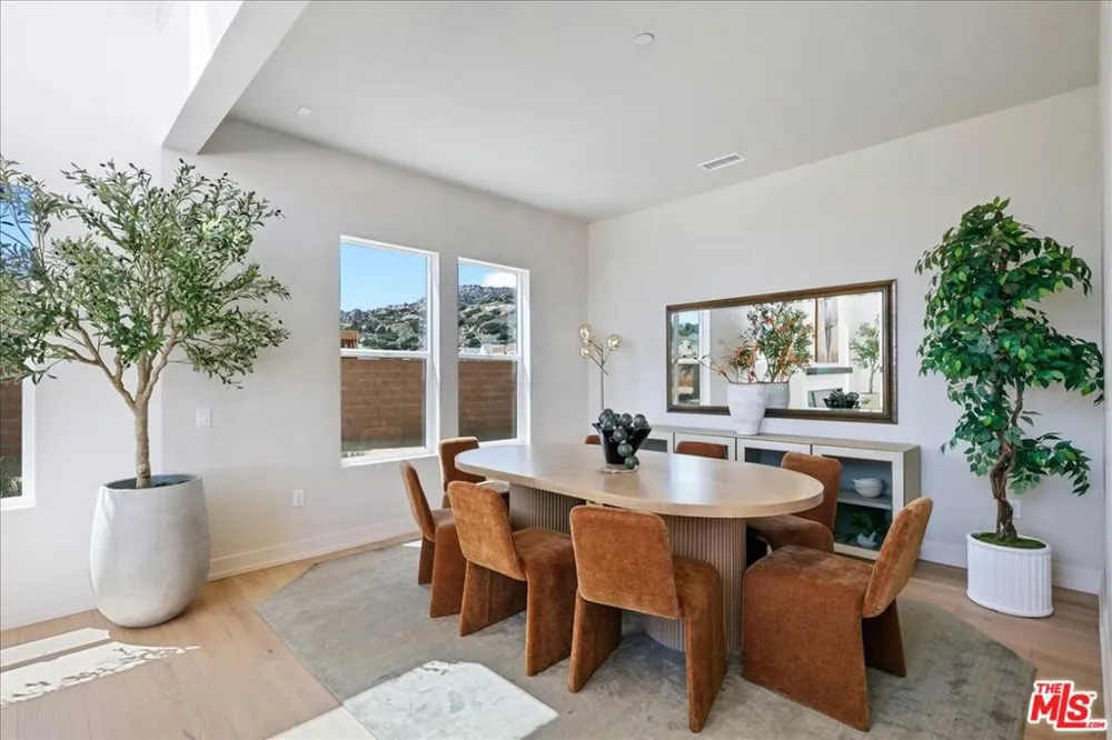 22810 Seaqua Circle Chatsworth, CA 91311