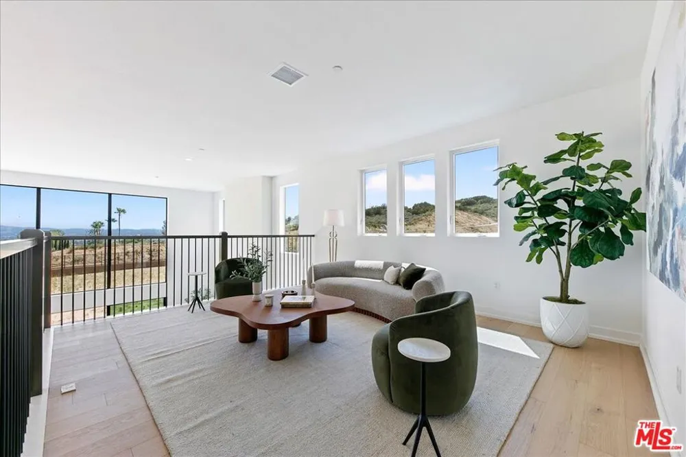 22810 Seaqua Circle Chatsworth, CA 91311