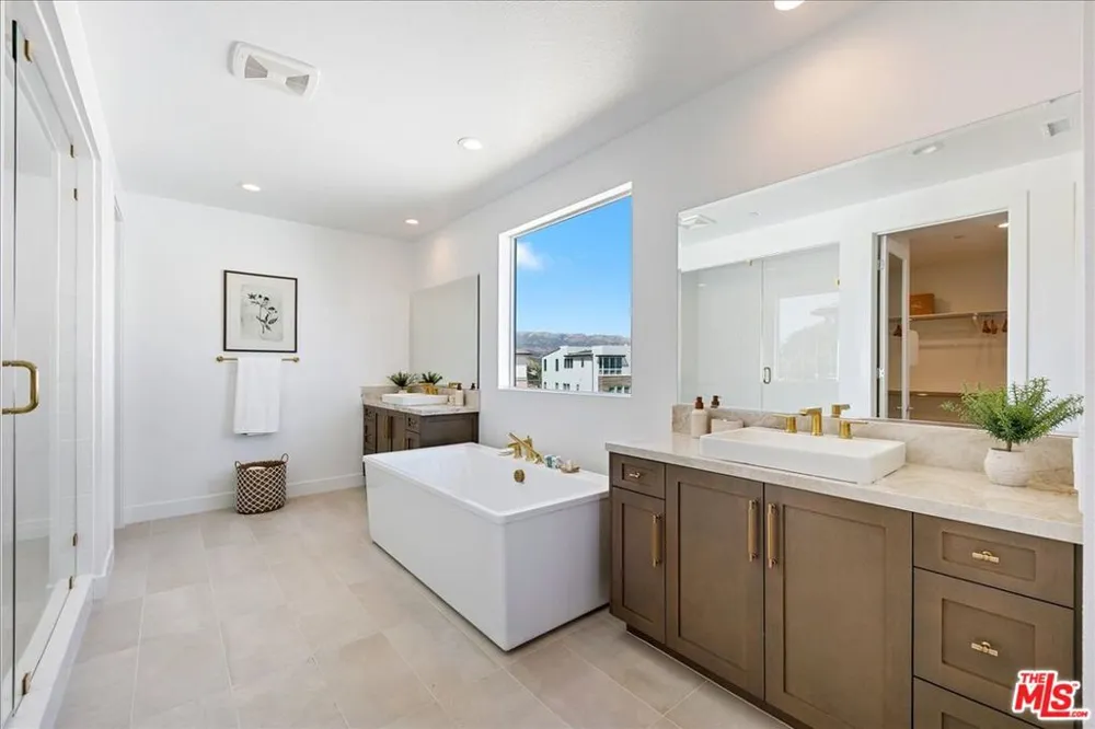 22810 Seaqua Circle Chatsworth, CA 91311