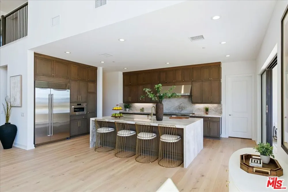 22810 Seaqua Circle Chatsworth, CA 91311