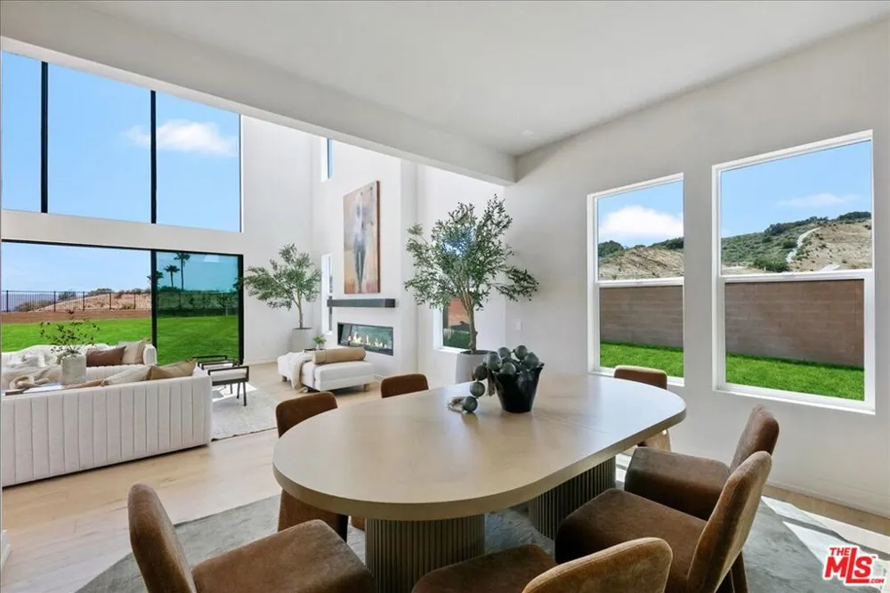 22810 Seaqua Circle Chatsworth, CA 91311