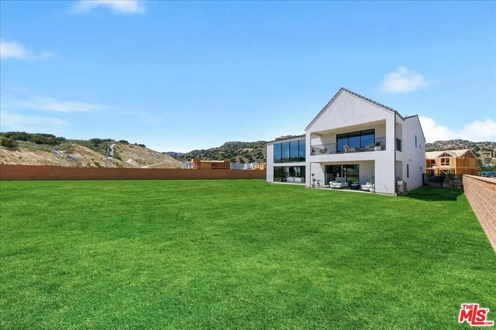22810 Seaqua Circle Chatsworth, CA 91311