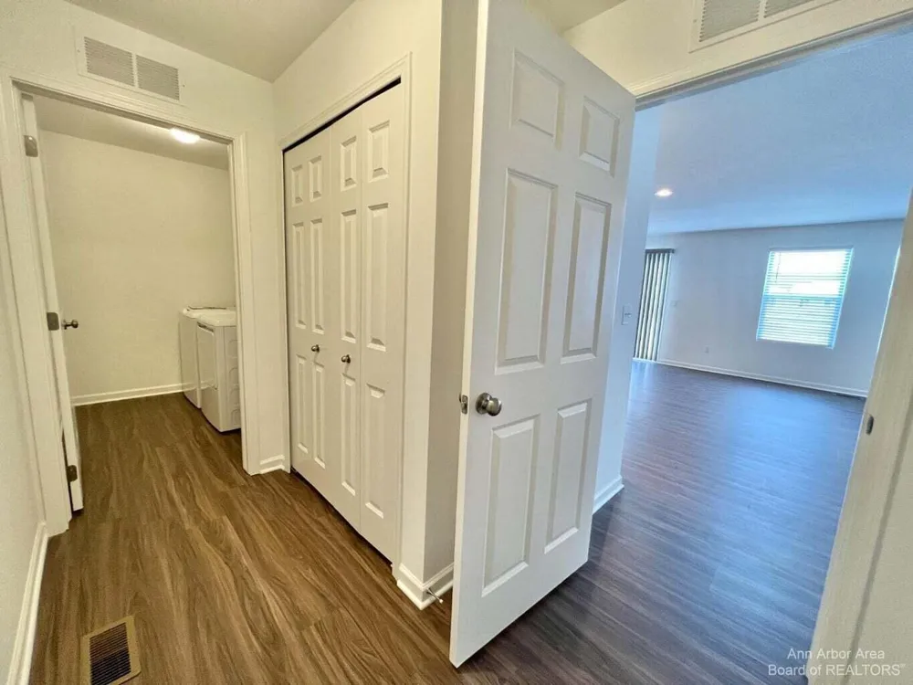 10284 Swan Lake Circle Ypsilanti Charter Township, MI 48197