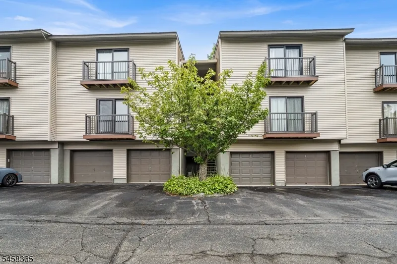 209 Spruce Hills Dr Glen Gardner, NJ 08826