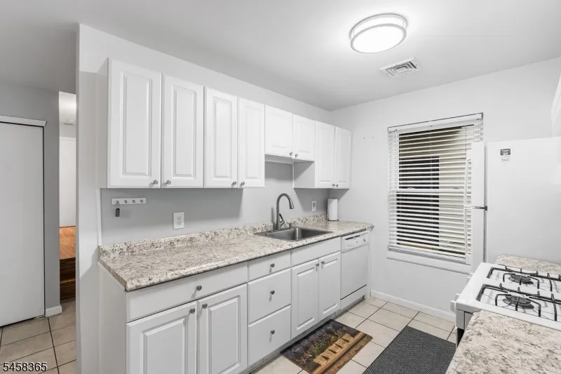 209 Spruce Hills Dr Glen Gardner, NJ 08826