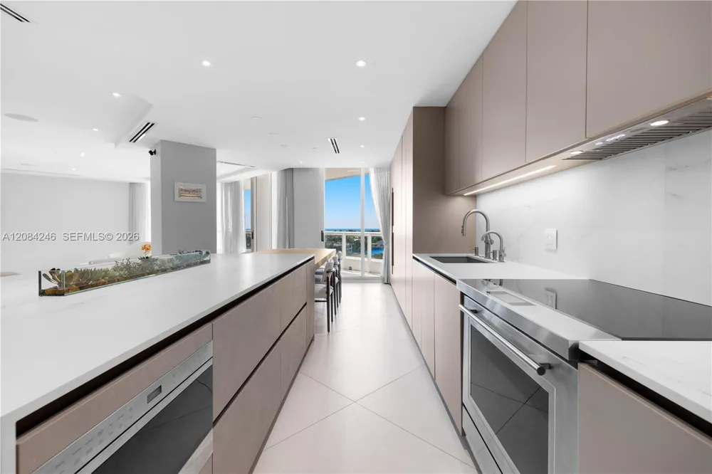 21050 Point Pl #902 Aventura, FL 33180