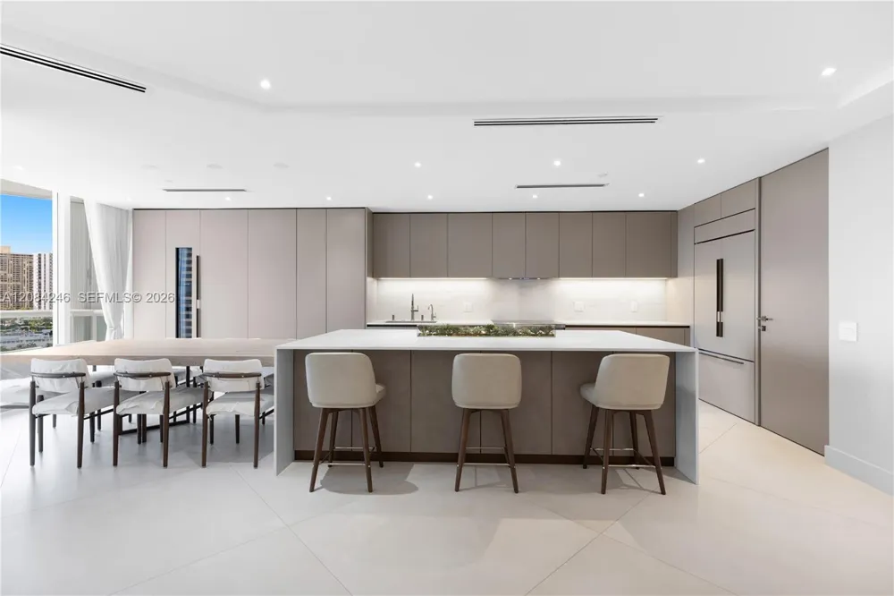 21050 Point Pl #902 Aventura, FL 33180