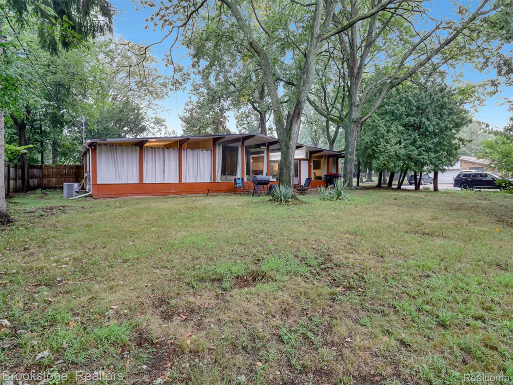 19741 Mahon Street Southfield City, MI 48075