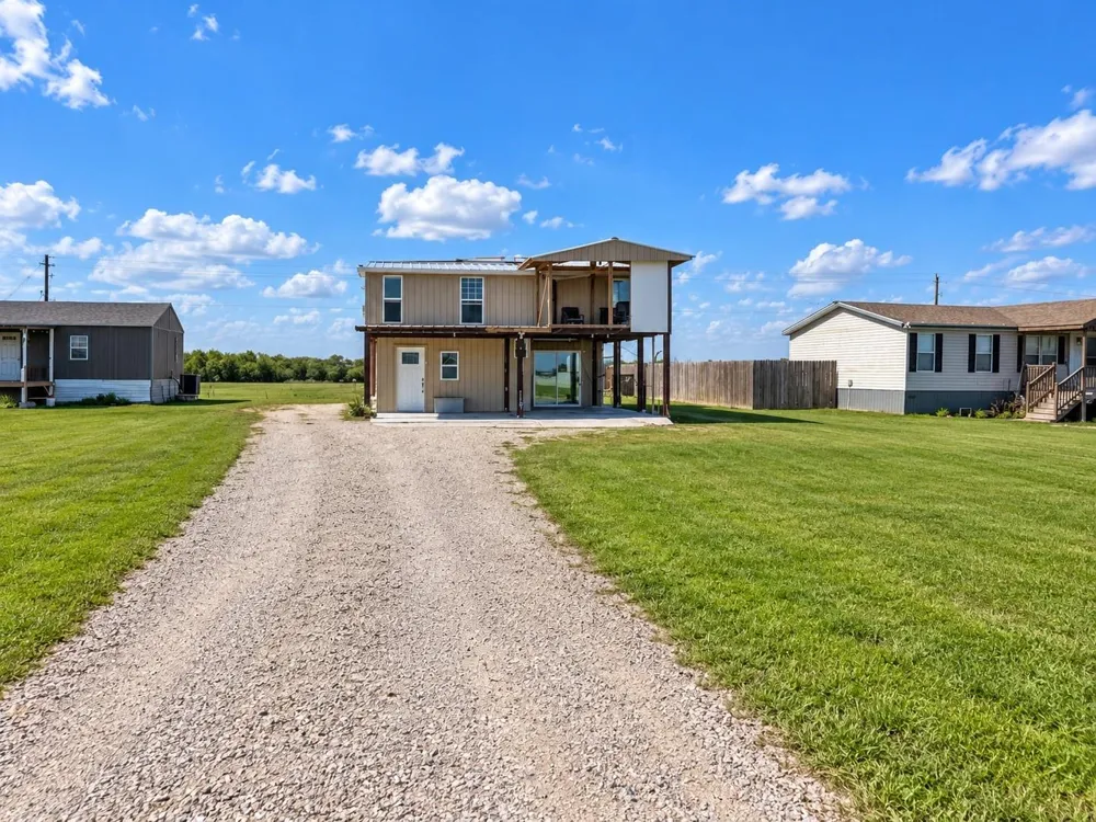 9102 Fresno Avenue Alvin, TX 77511