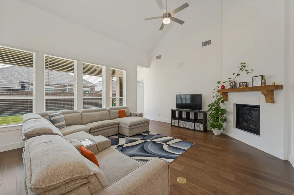 1316 Buttercup Avenue Aubrey, TX 76227