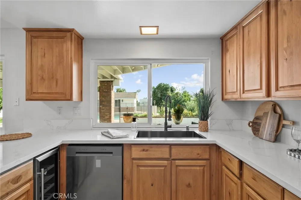 162 W Buffington Upland, CA 91784