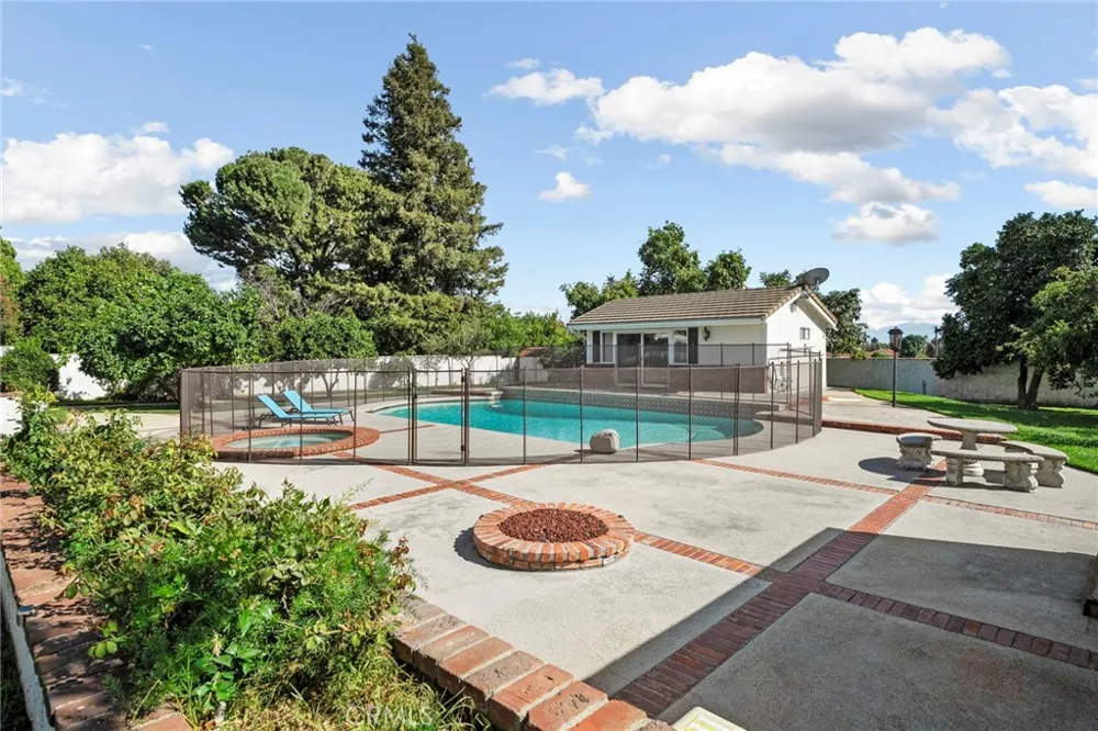 162 W Buffington Upland, CA 91784