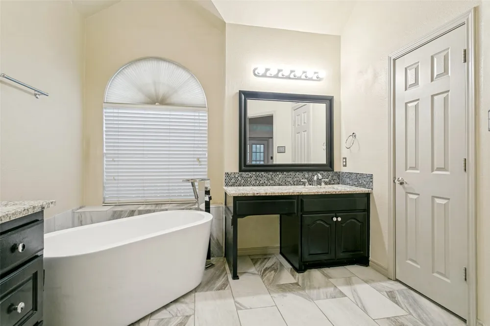 2212 Creek Crossing Drive Corinth, TX 76210
