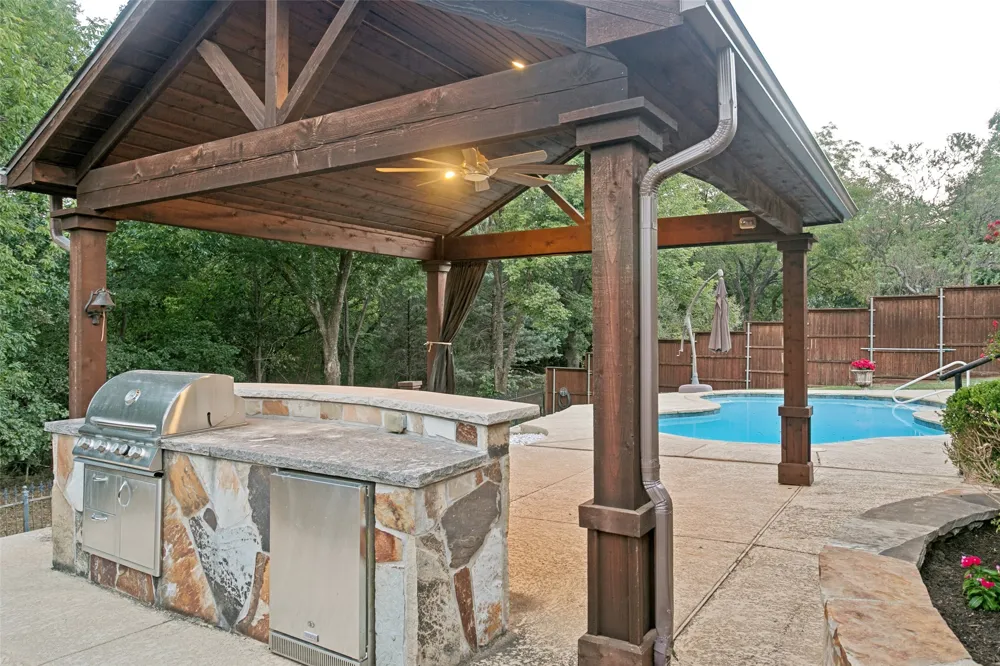 2212 Creek Crossing Drive Corinth, TX 76210