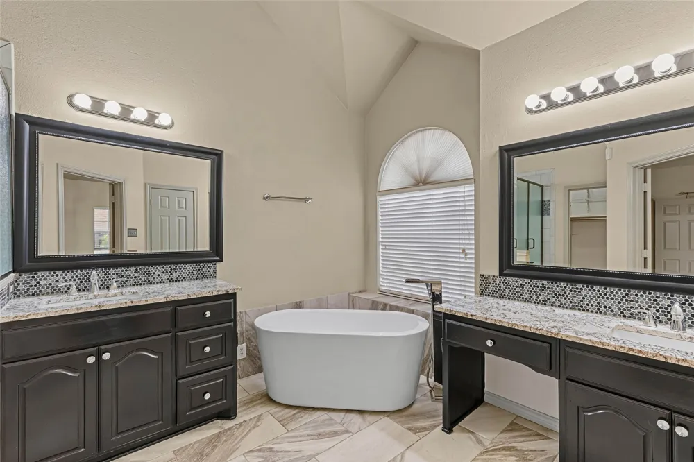 2212 Creek Crossing Drive Corinth, TX 76210