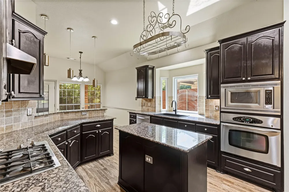 2212 Creek Crossing Drive Corinth, TX 76210