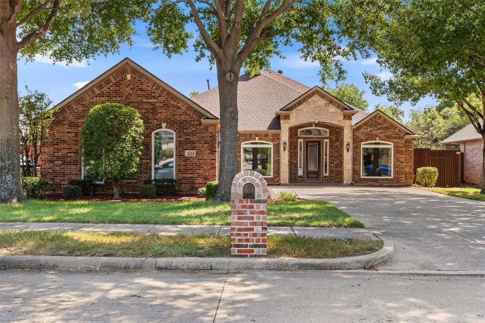 2212 Creek Crossing Drive Corinth, TX 76210