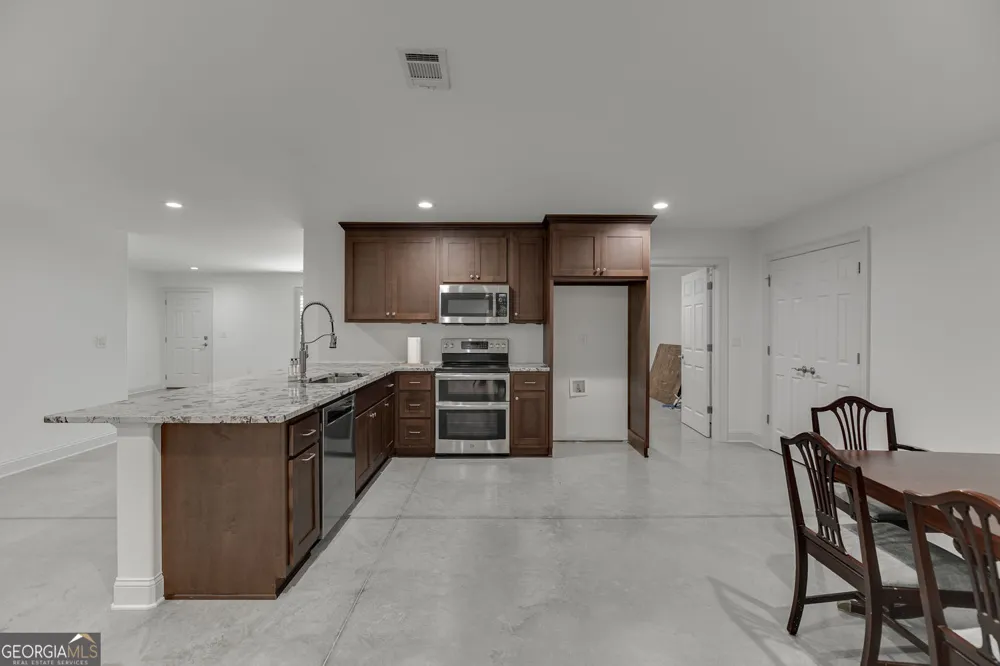 563 Martin RD Talmo, GA 30575