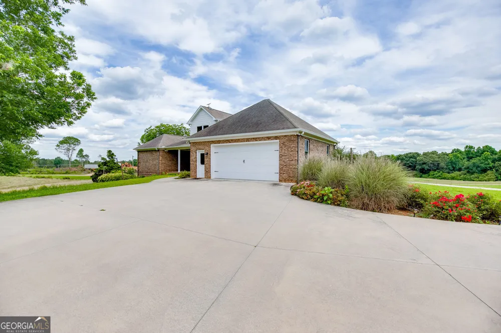 563 Martin RD Talmo, GA 30575