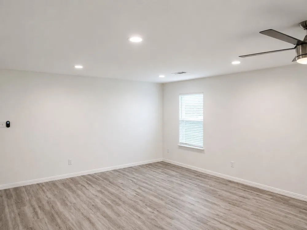 5549 Bluffman Drive Dallas, TX 75241