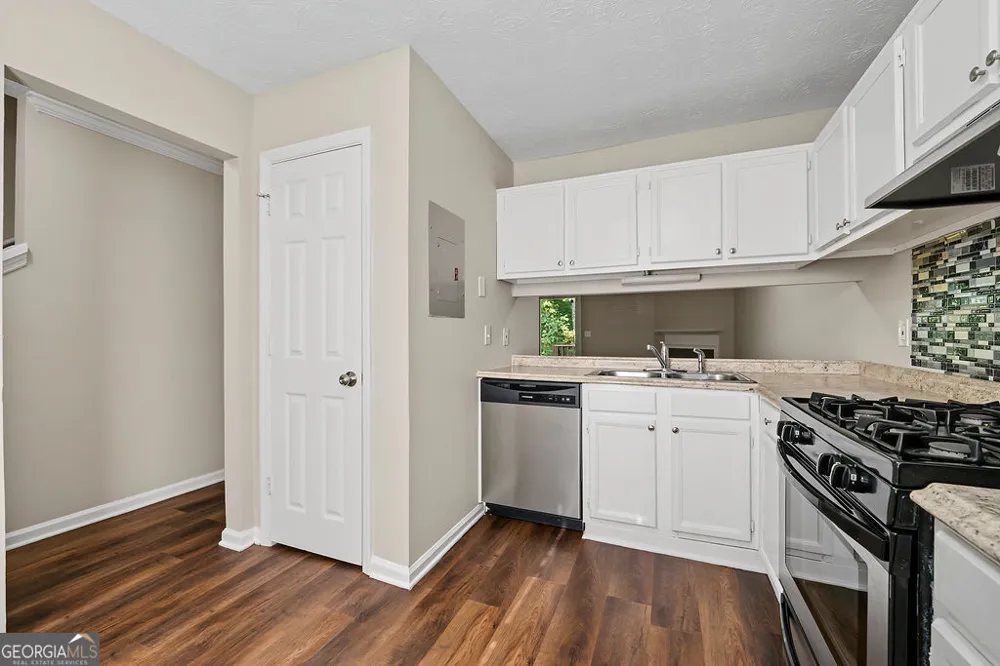 2041 Charter MNR Lithonia, GA 30058