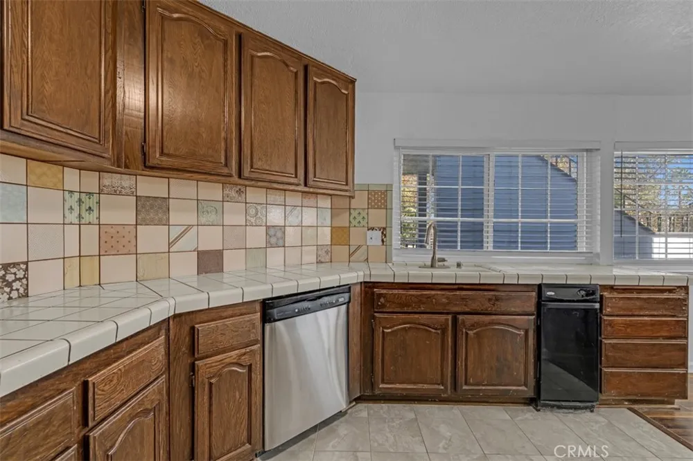1005 Lakeview Azusa, CA 91702