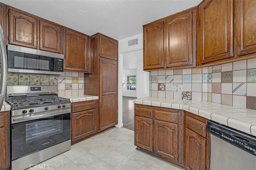 1005 Lakeview Azusa, CA 91702