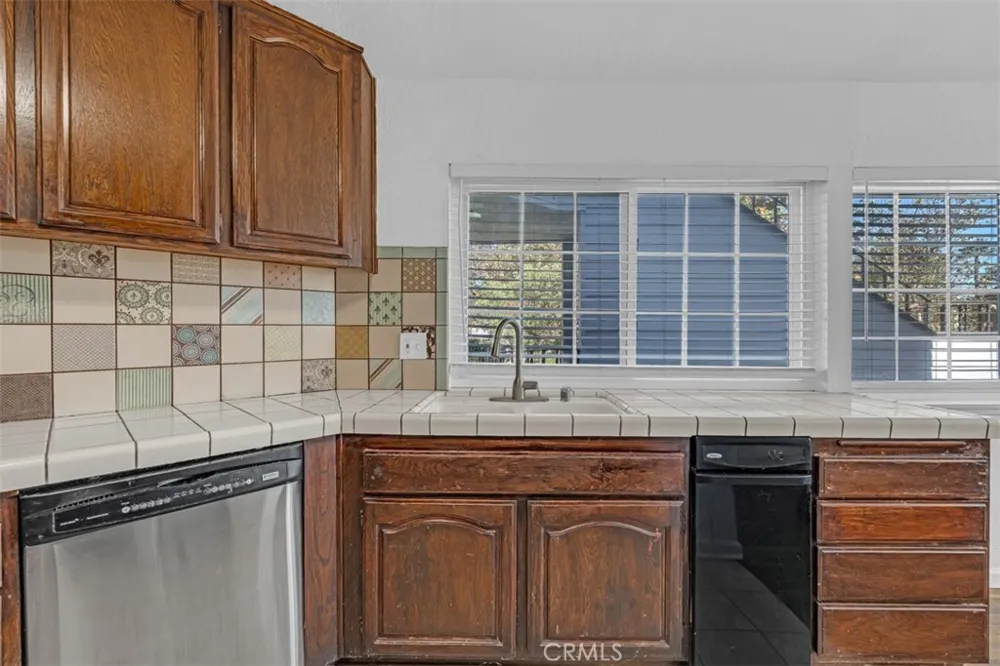 1005 Lakeview Azusa, CA 91702