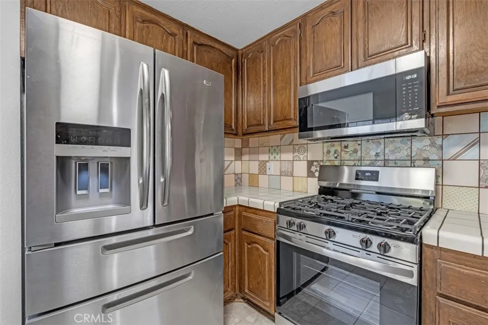 1005 Lakeview Azusa, CA 91702