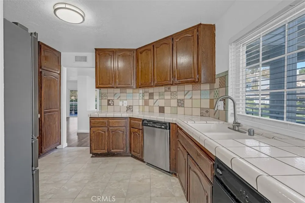 1005 Lakeview Azusa, CA 91702