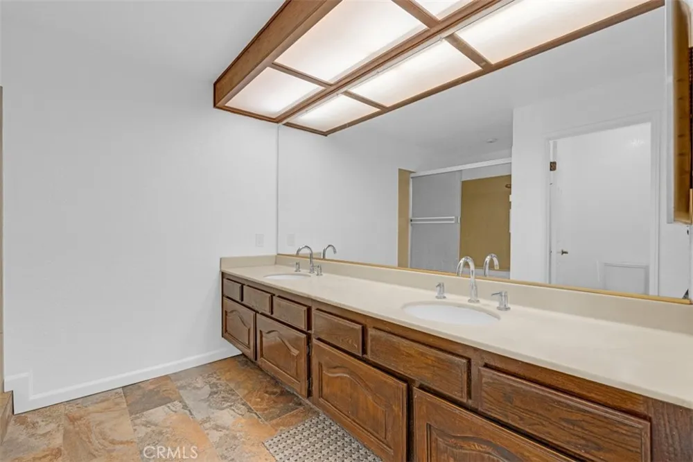 1005 Lakeview Azusa, CA 91702