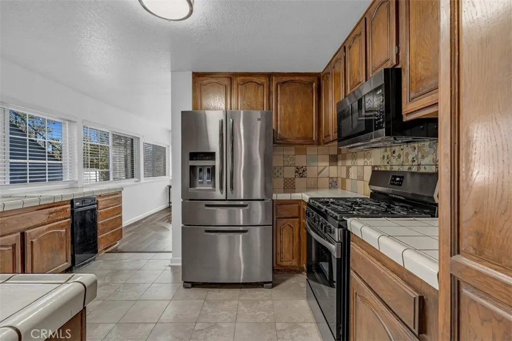 1005 Lakeview Azusa, CA 91702