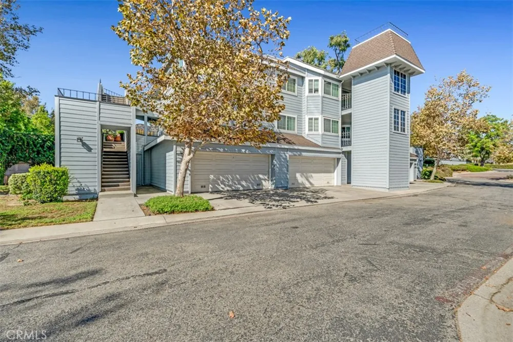 1005 Lakeview Azusa, CA 91702