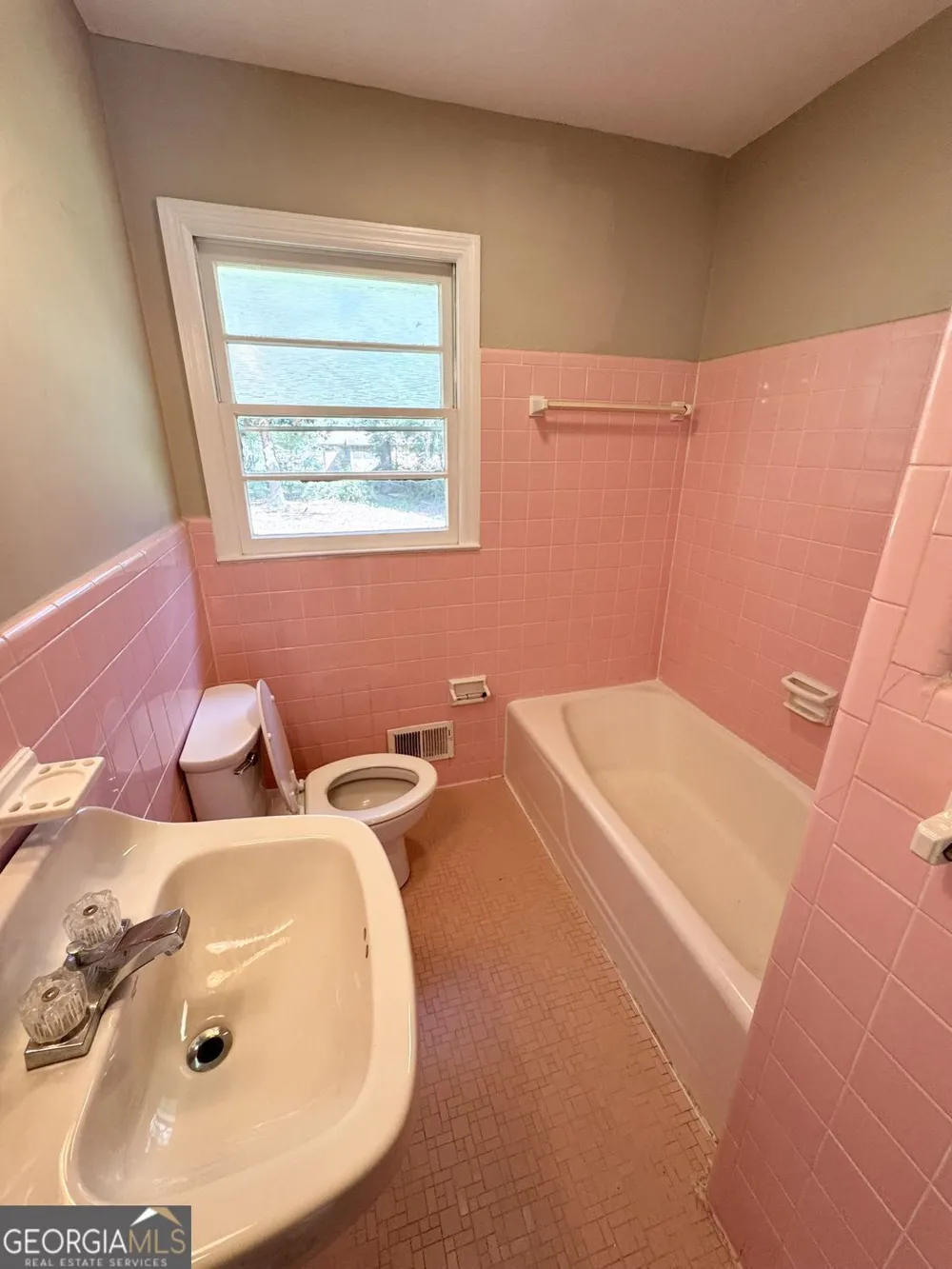 246 Bruce ST Loganville, GA 30052