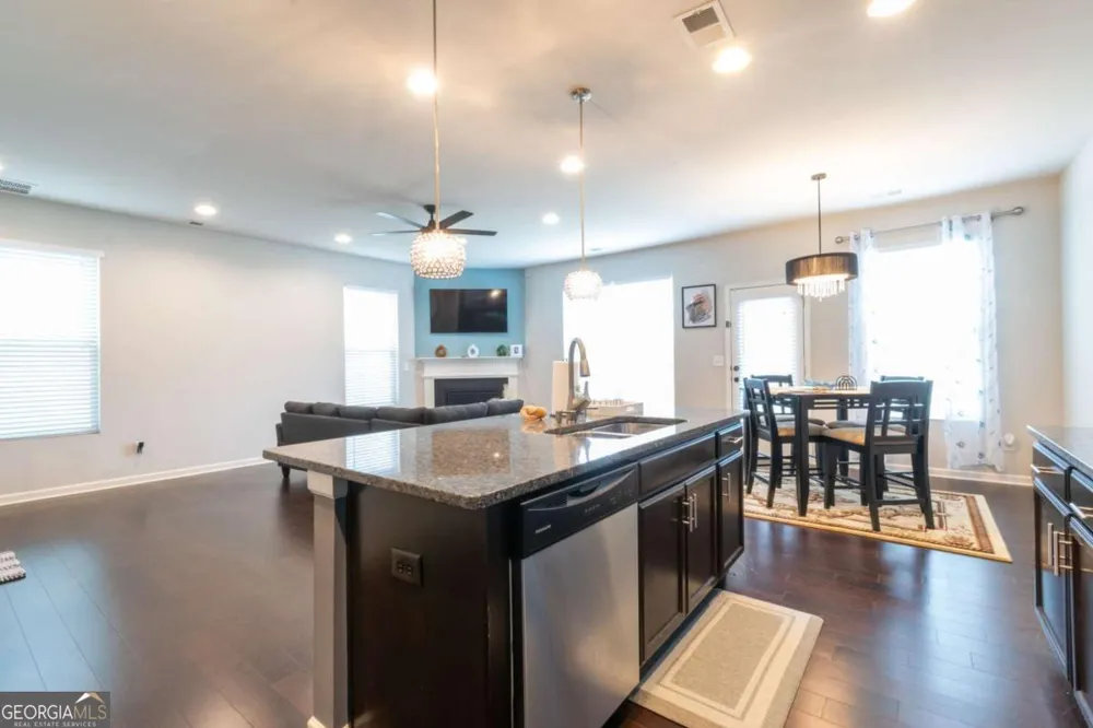576 Dasheill LN Atlanta, GA 30349