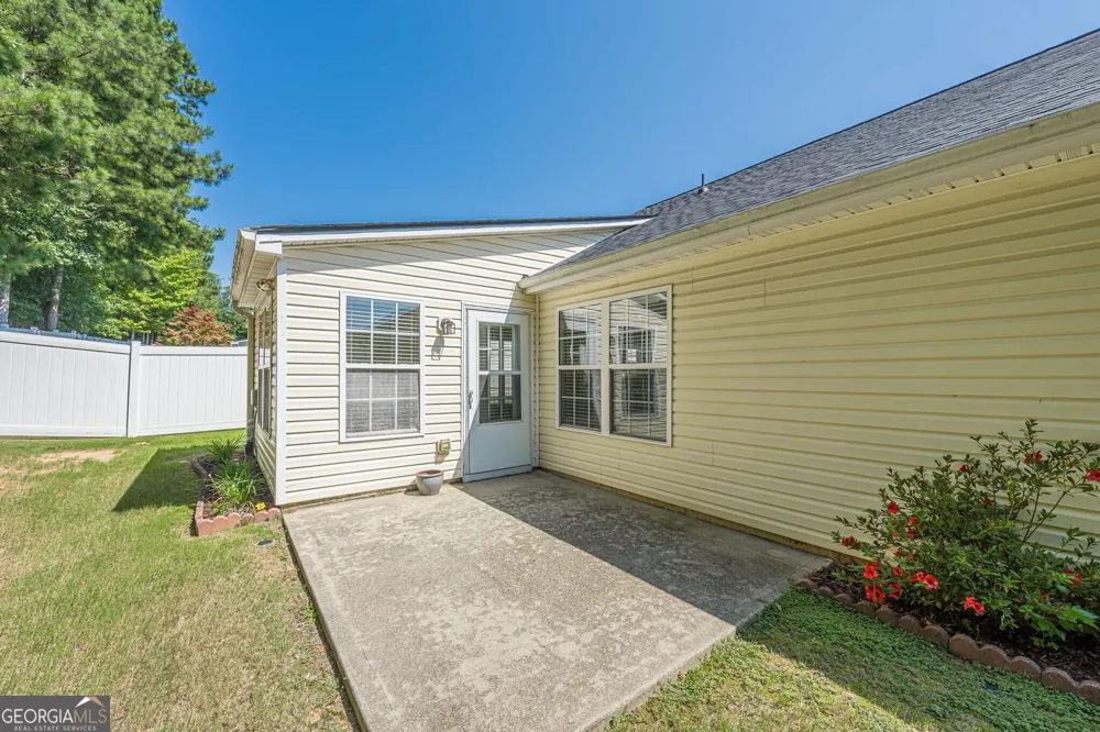 912 Village View CIR Loganville, GA 30052