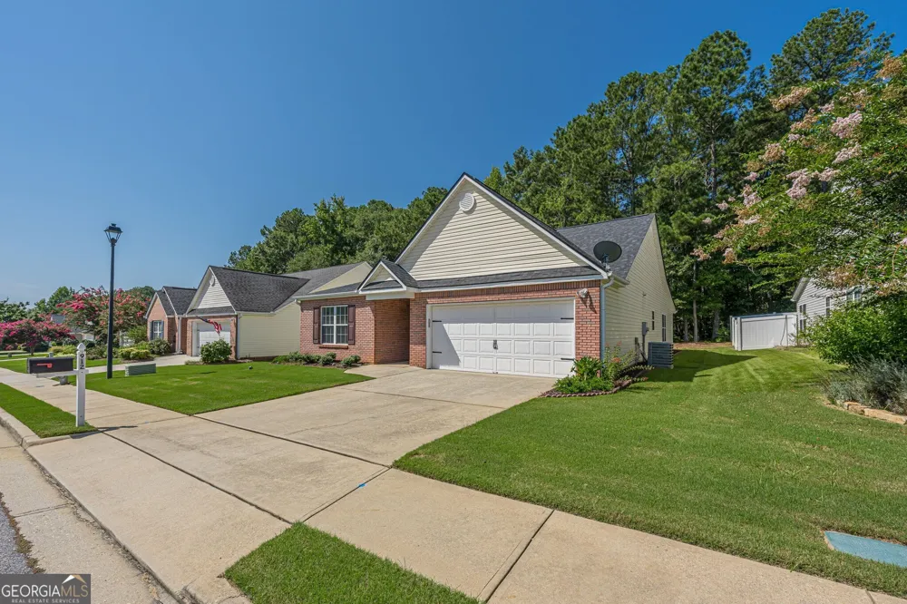 912 Village View CIR Loganville, GA 30052