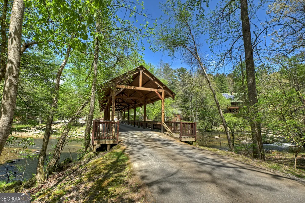 394 Blackberry CIR Ellijay, GA 30536