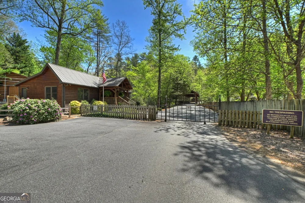 394 Blackberry CIR Ellijay, GA 30536