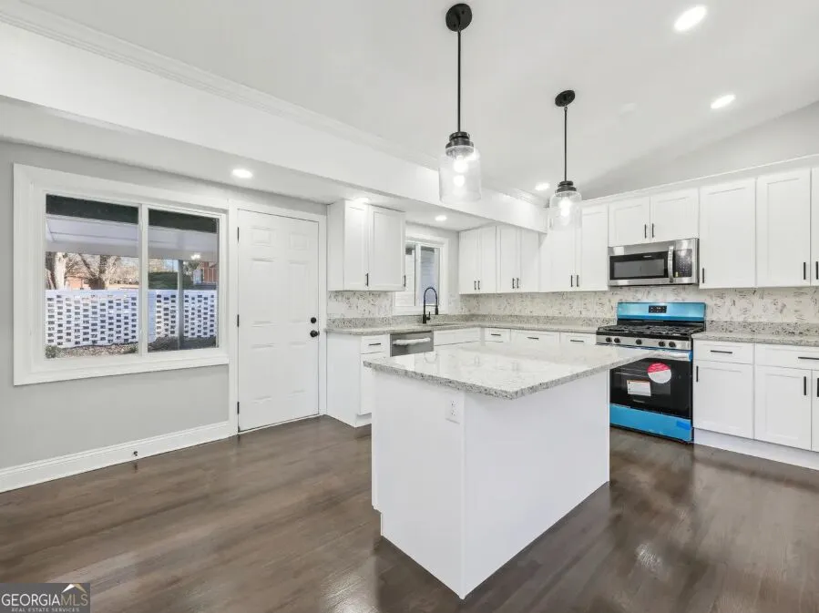 2592 Baker RD NW Atlanta, GA 30318
