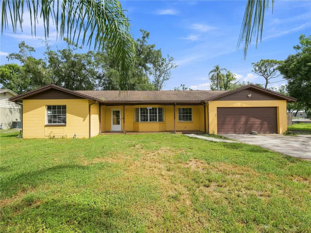 8906 E LANWAY DRIVE Tampa, FL 33637
