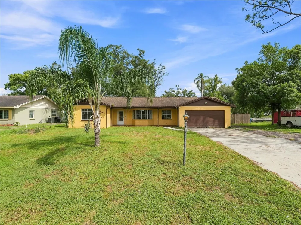 8906 E LANWAY DRIVE Tampa, FL 33637